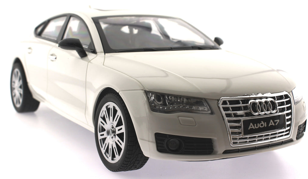 لعبة سيارة أودي بيضاء مع شاحن